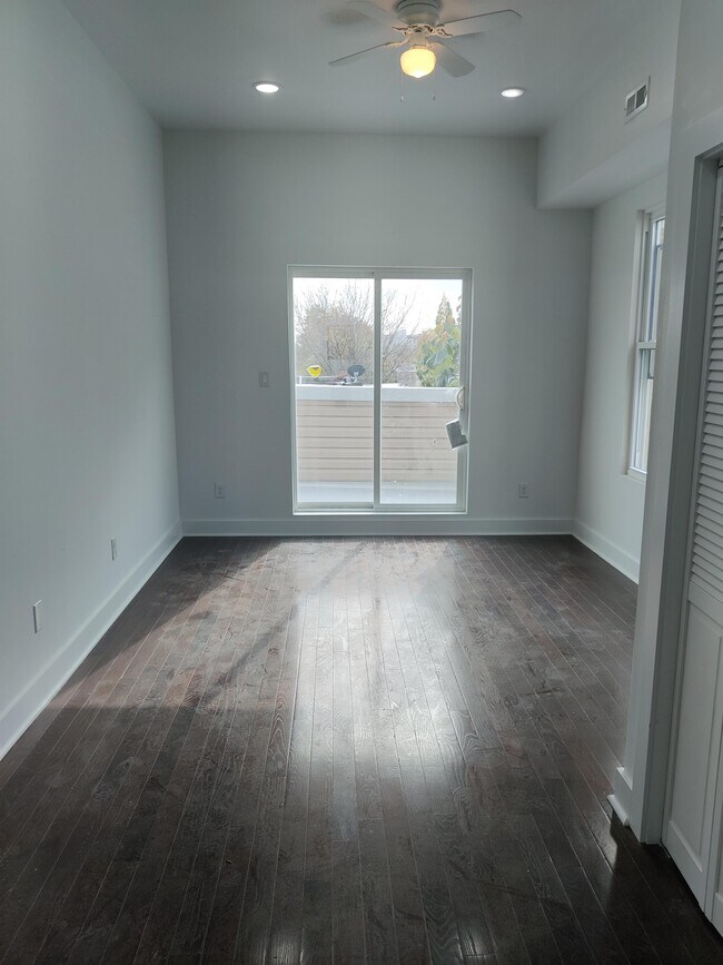 Building Photo - 628 Diamond St