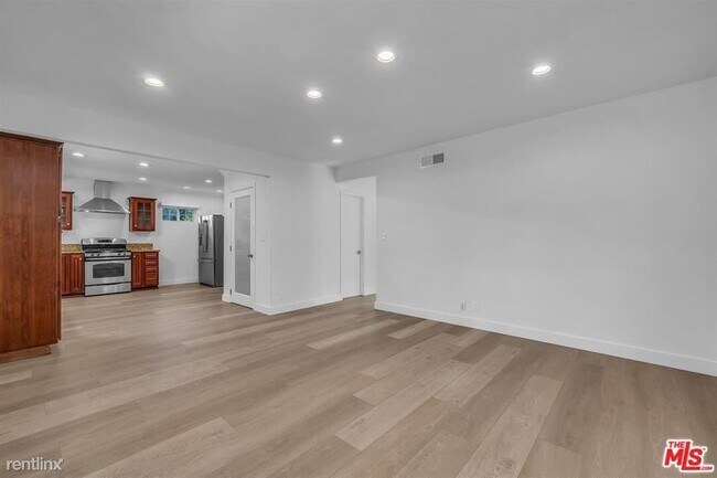 Building Photo - 3 br, 2 bath House - 927 Burrell St