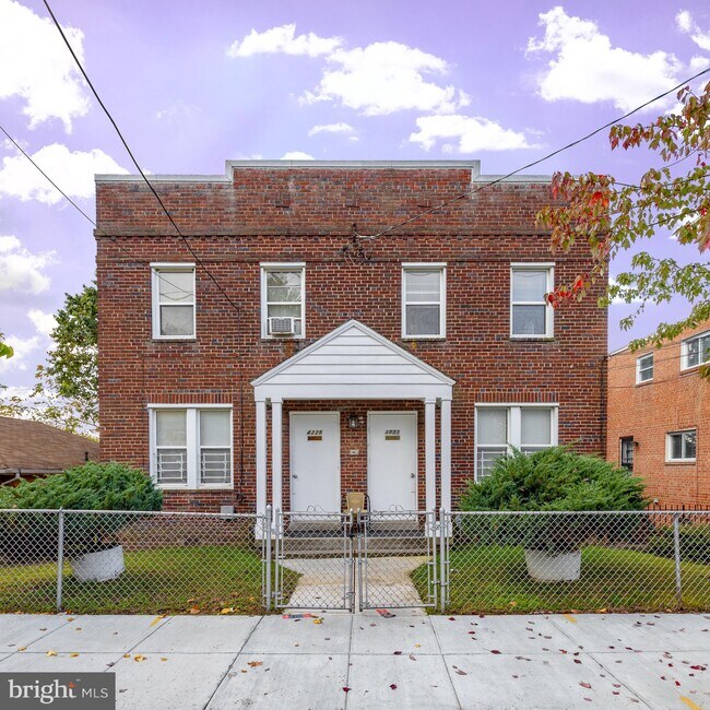 Building Photo - 4225 Eads St NE