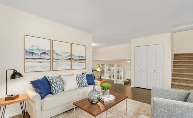Building Photo - Spacious and Bright Home with 3 Bed and 2....