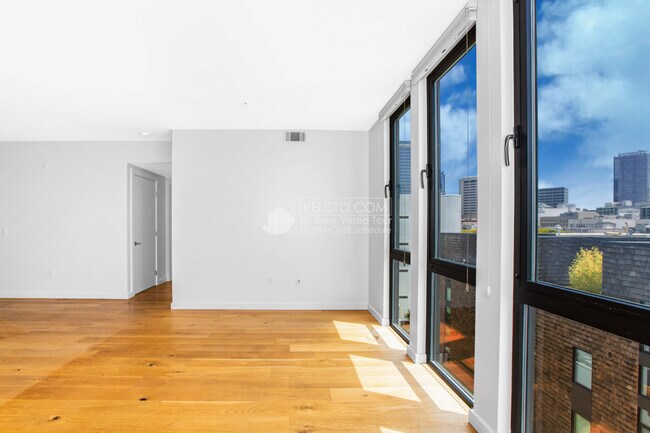 Building Photo - 300 Ivy St