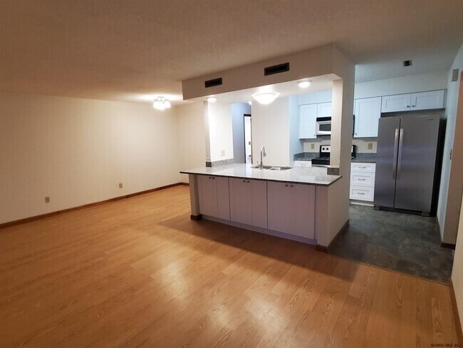 Foto del edificio - 120 Victory Way