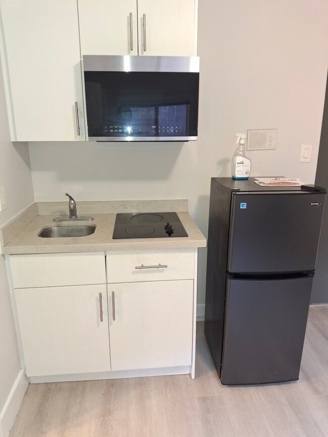 Building Photo - Bachelor Apartment in lovely building!