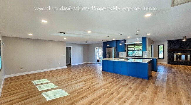 Building Photo - SPACIOUS 3 BEDROOM/2 BATH HOME WITH LARGE ...