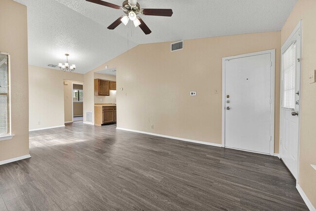 Building Photo - Cozy rental home in NW side of San Antonio...