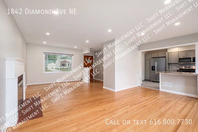 Foto del edificio - 1842 Diamond Ave NE