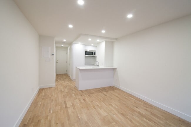 Building Photo - 3460 Rue Durocher