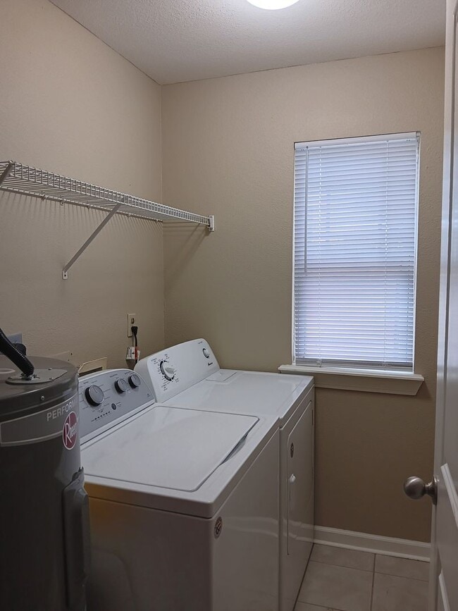 Building Photo - 3 Bed/2 Bath
