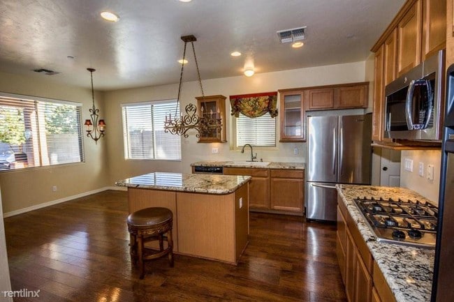 Building Photo - 39280 Mountain Shadow Dr