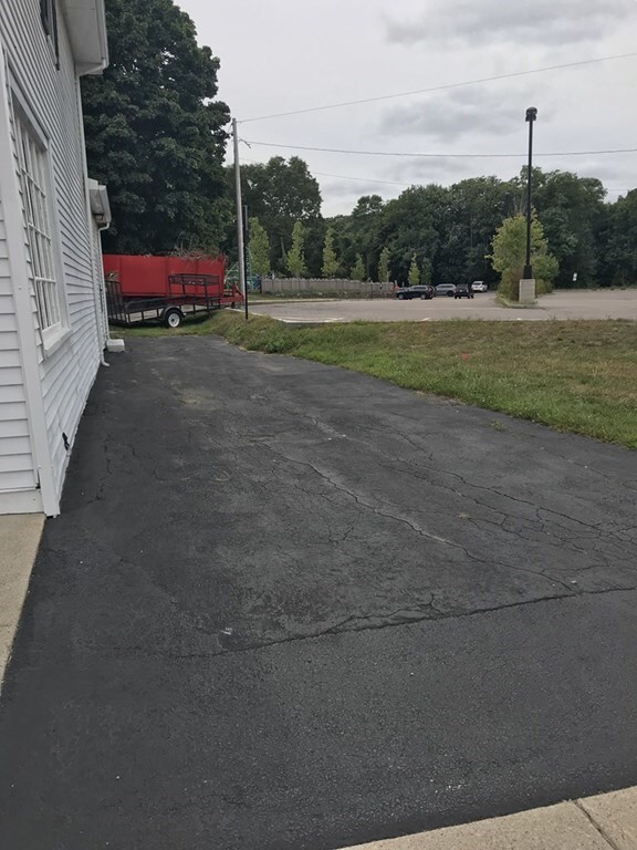 Building Photo - 761 Country Way