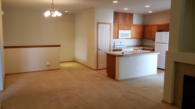 Foto del edificio - 2025 Garry Oaks Avenue Unit C