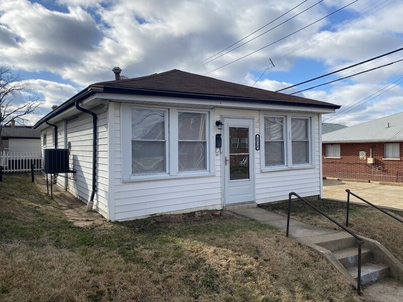 Primary Photo - 6830 Lansdowne Ave