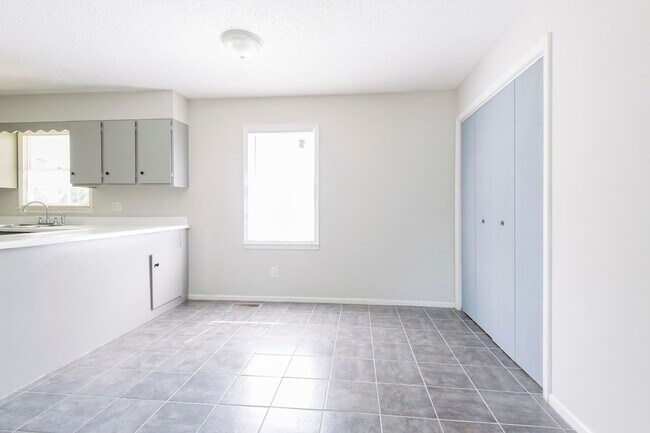 Foto del edificio - Adorable ranch home with huge fenced yard mid June!