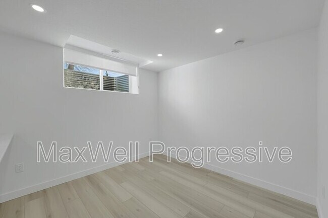 Building Photo - 7728-7105 105 Ave NW