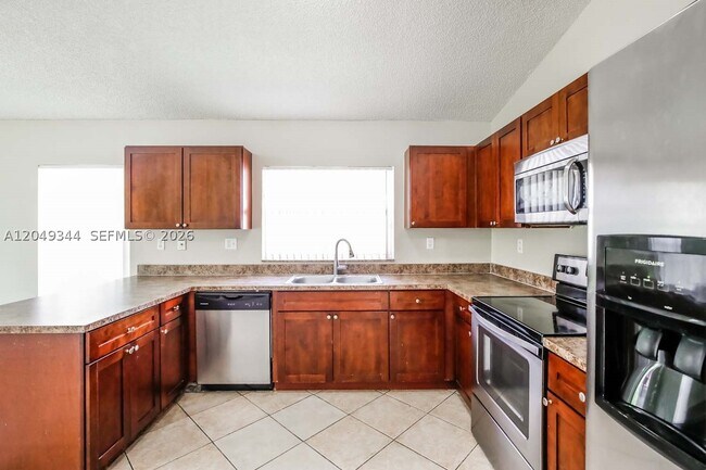 Foto del edificio - 16594 NW 7th St