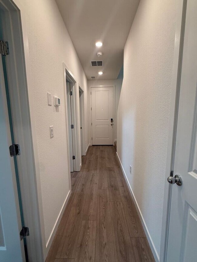 Foto del edificio - Brand-New 3 Bed | 2.5 Bath Townhome in Carson City
