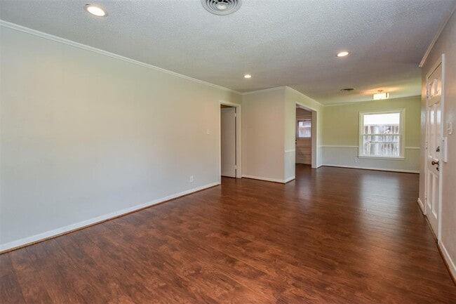 Building Photo - 3607 Blue Bonnet Blvd