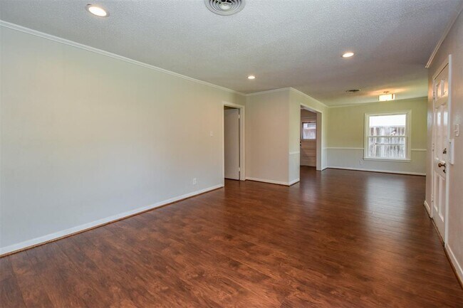 Foto del edificio - 3607 Blue Bonnet Blvd