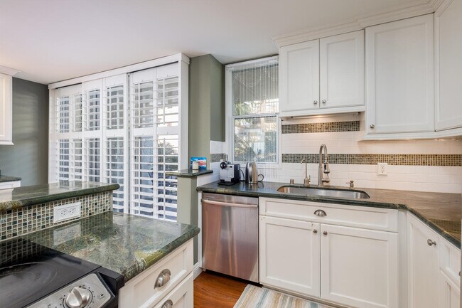 Building Photo - 555 Esplanade