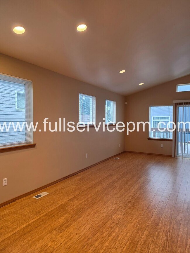 Foto del edificio - Private Drive Townhome Near Stone Ave N | 3 Bed, 2 Bath, 2-Car Garage, Deck + Fenced Yard