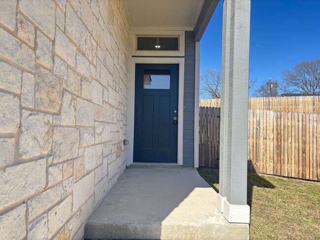 Building Photo - Luxury Living in the Heart of Cibolo!