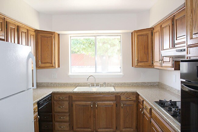 Building Photo - 3330 Wedgewood Dr