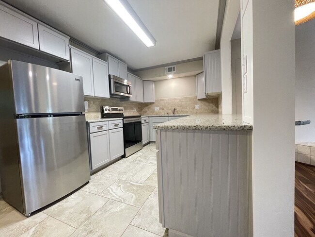 Building Photo - 2007 Westridge Dr