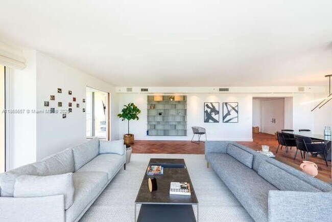 Foto del edificio - 445 Grand Bay Dr