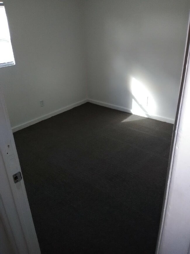 Foto del edificio - 1311 E 11th St