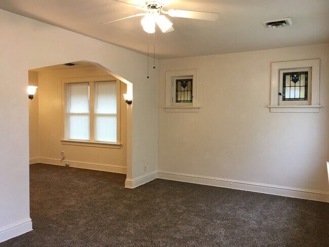 Sala de estar, abierta al comedor. - 4973 Tholozan Ave