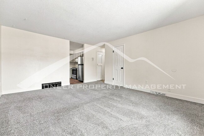 Building Photo - Charming 1/2 Duplex on Quiet Cul-De-Sac with Fenced Yard