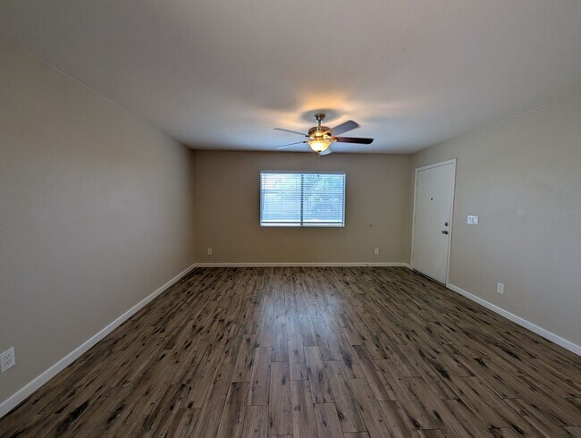 Building Photo - 623 W Guadalupe Rd