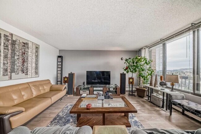 Building Photo - Tower Above Bowness Lagoon!!  2Bed/1 Bath ...