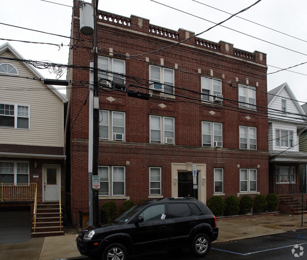 Building Photo - 35-37 W 29th St
