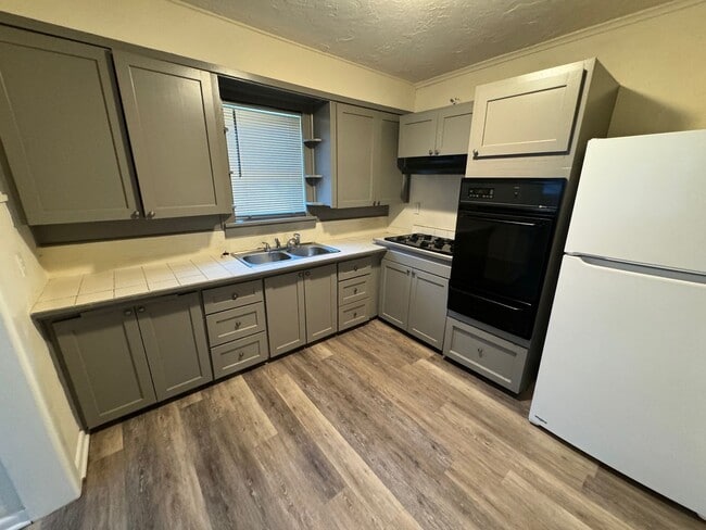 Foto del edificio - 2 bed 1.5 house with garage storage