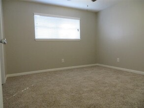 Building Photo - 8716 Club House Dr