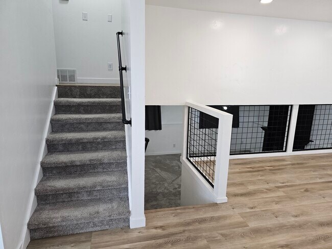 Building Photo - 345 160 N