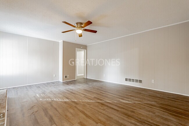 Building Photo - Charming 4 Bedroom in Columbia!