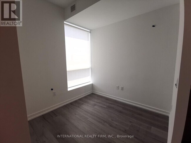 Photo du bâtiment - 395-5395 Bloor St E