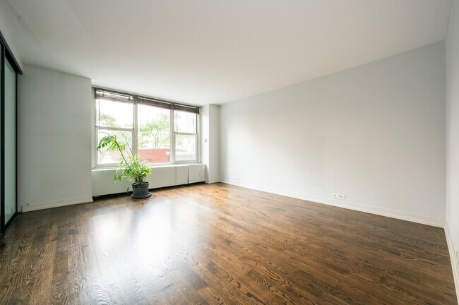 Foto del edificio - 1325 N State Pkwy