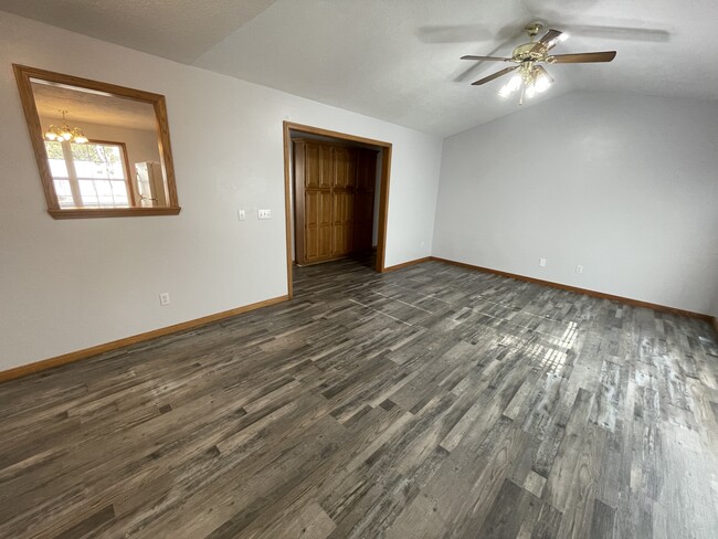 Foto del edificio - 1195 W Hall St