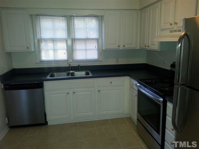 Building Photo - 1001 Surrey Ct