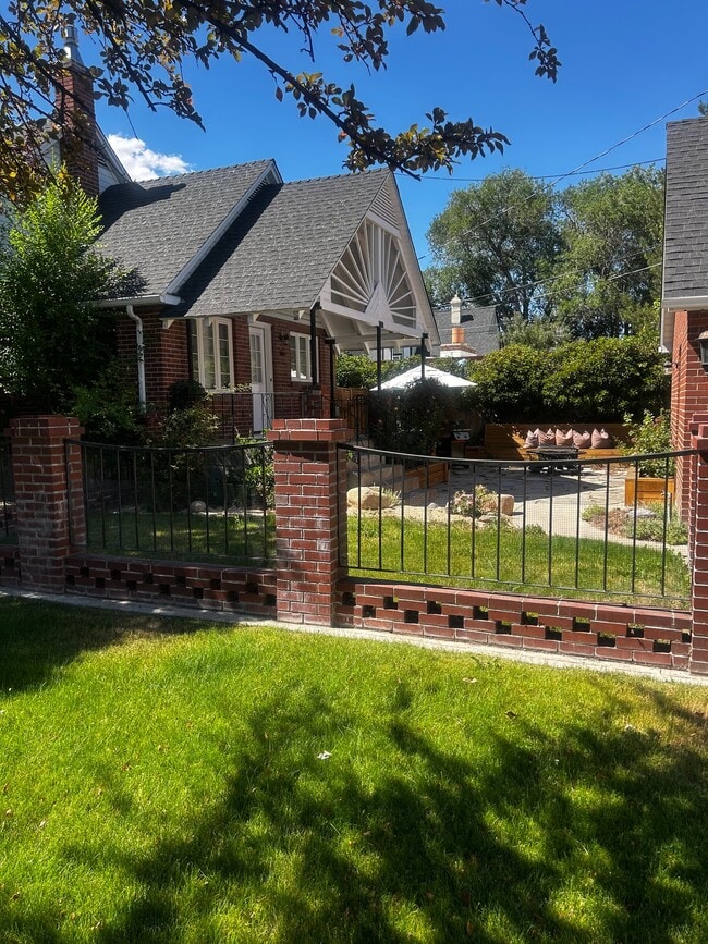 Building Photo - 1190 Manor Dr