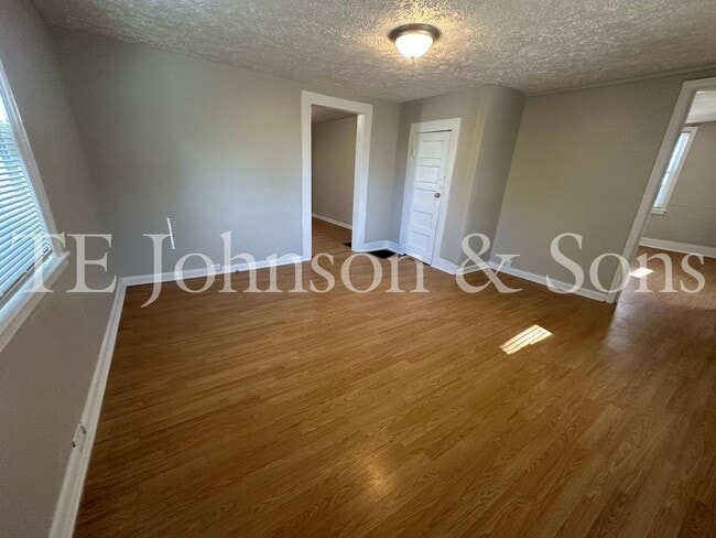 Building Photo - Charming 3-Bedroom Home with Spacious Yard...