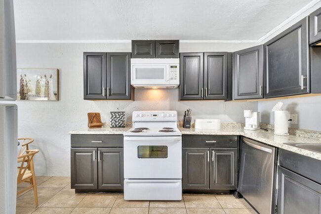 Building Photo - 415 S Hyer Ave