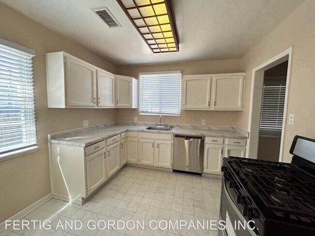 Foto del edificio - 3 br, 1 bath House - 415 Montana St.