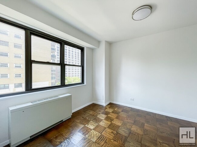 Building Photo - E 16 ST