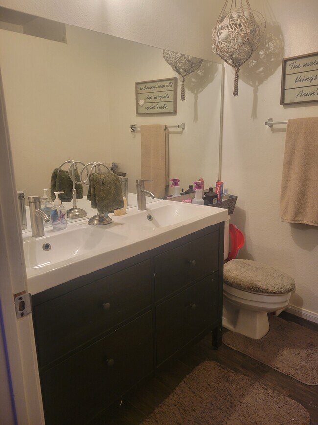 Hall Bath - 3114 E Oquendo Rd