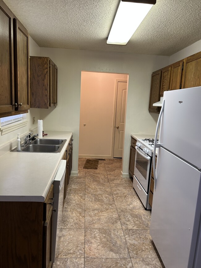 Kitchen - 223 Hunter Dr