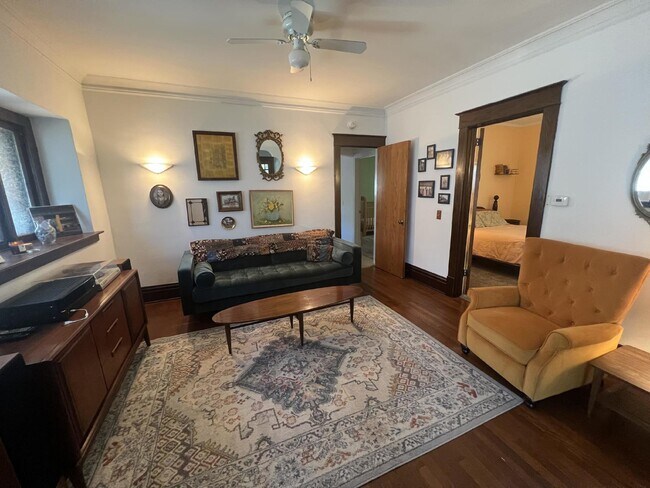 Building Photo - Beautiful 2BR Main Level Apartment